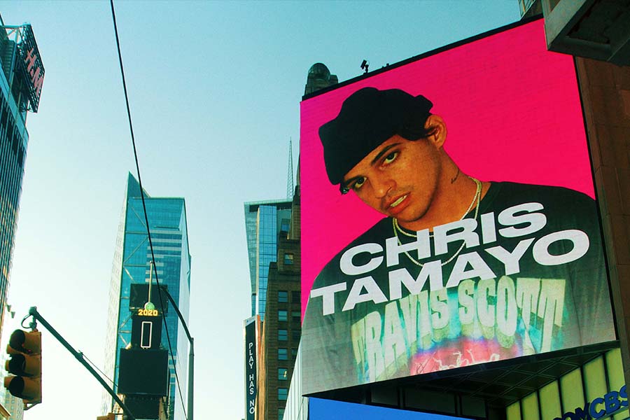 Chris Tamayo llega al Times Square de Nueva York con su álbum “Happy and Sad”.