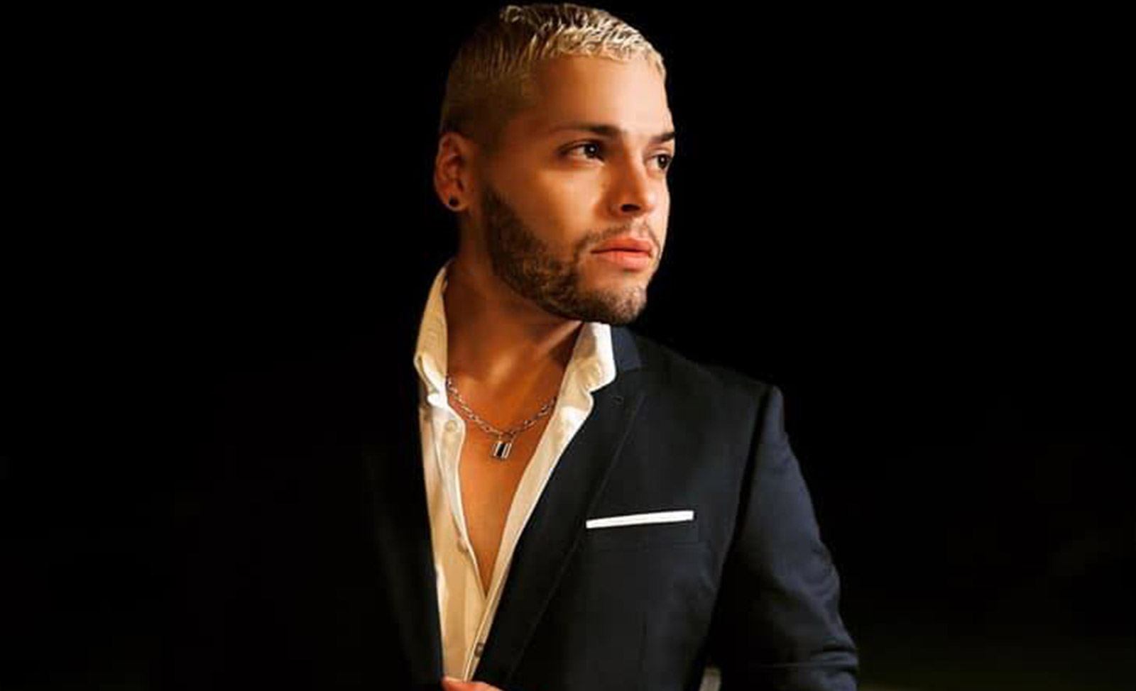 El cantante puertorriqueño Grey García nos presenta su más reciente sencillo musical + video: “Lento”
