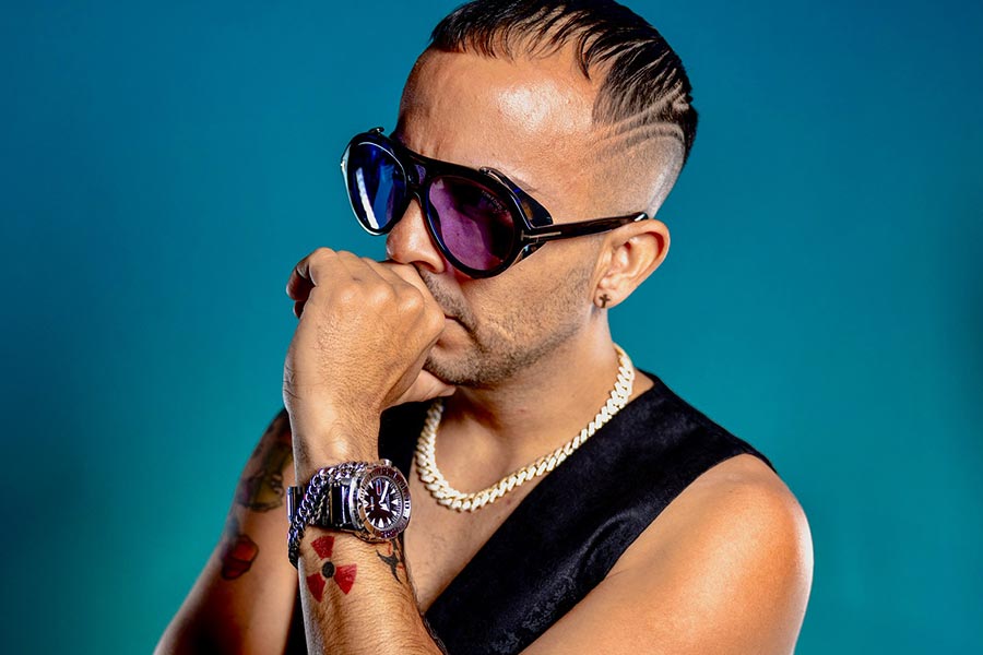 El cantante venezolano J PLU$ cuenta parte de su historia personal a través de su videoclip “In a White Ferrari”.